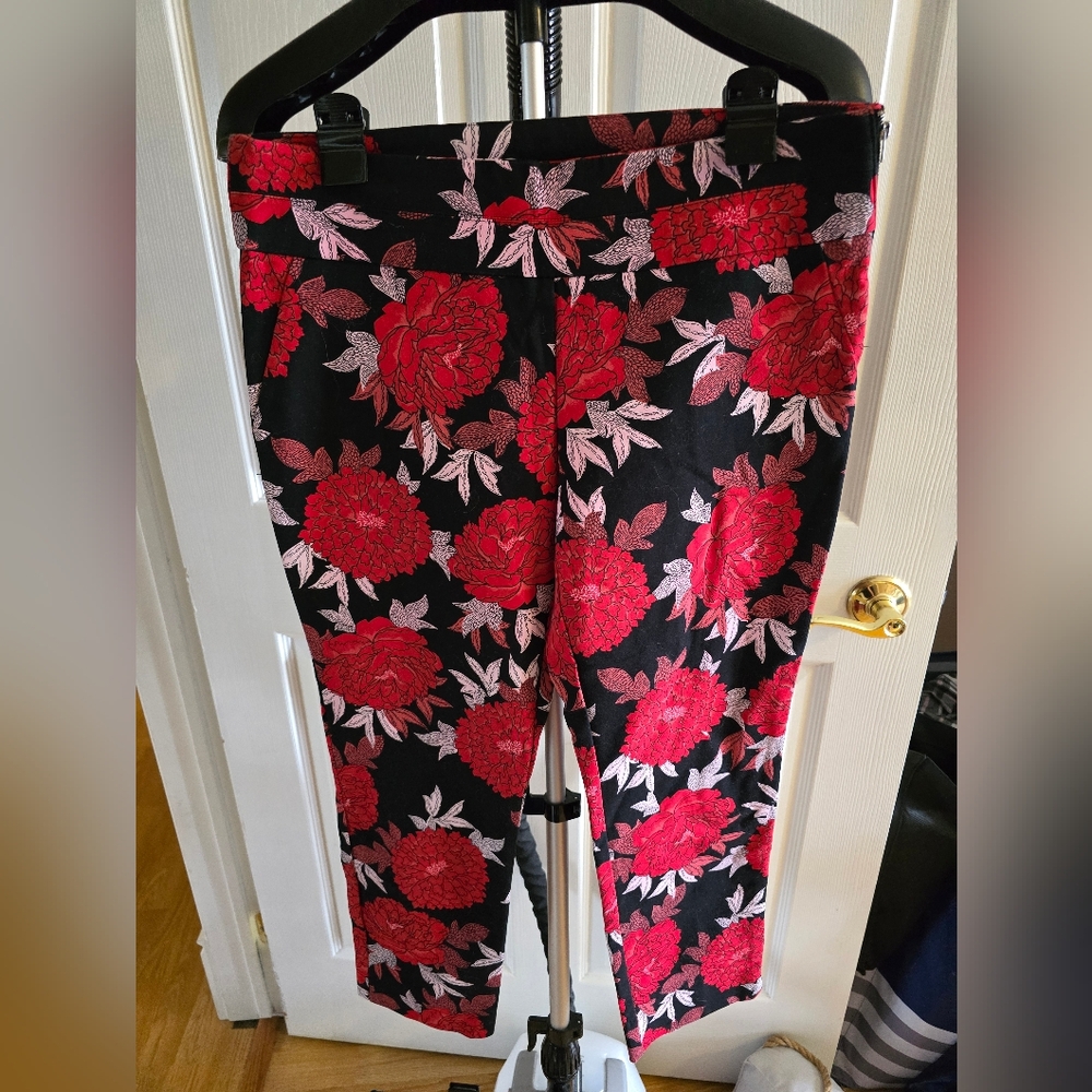 Le Chateau Red Floral Capris